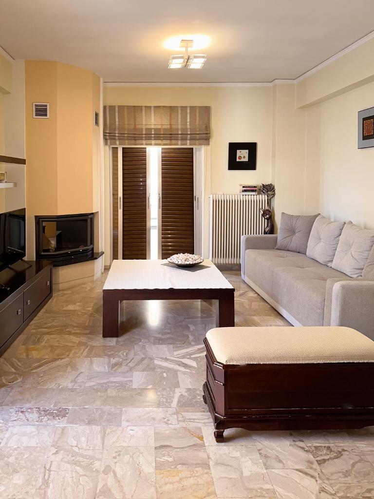 Καθιστικό με τζάκι και μαρμάρινο δάπεδο